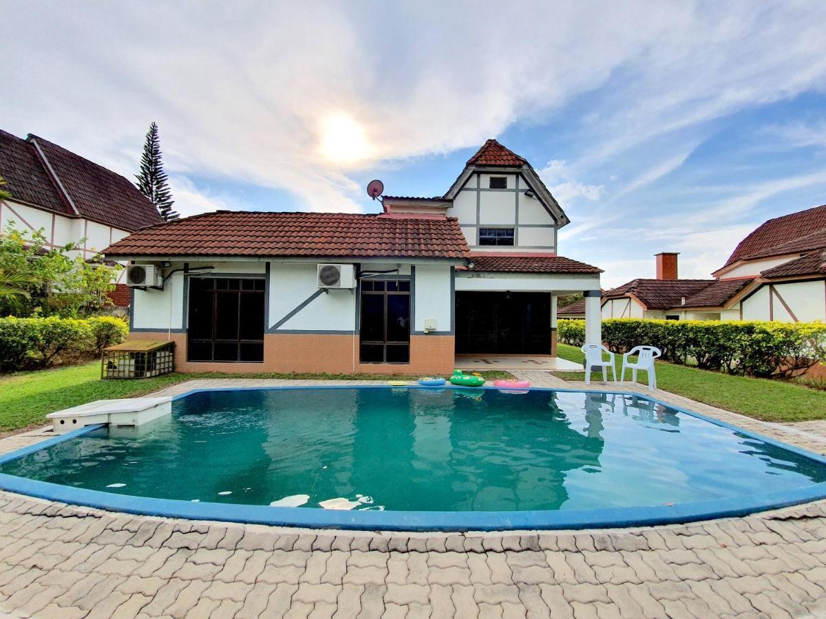 Melaka Afamosa Villa With Private Pool For 10 Pax Алор-Гаджах Экстерьер фото